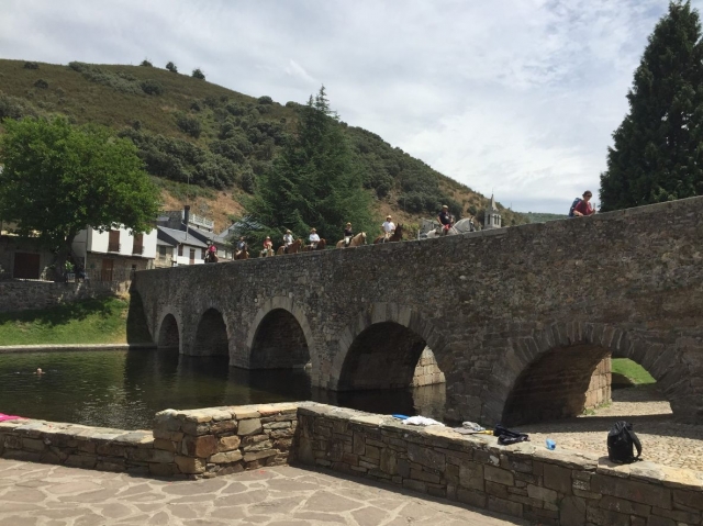 Cruzando el puente del pueblo con los caballos